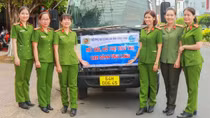 Phụ nữ Công an tỉnh Vĩnh Long kết nối hỗ trợ nông dân tiêu thụ 120 tấn cam sành