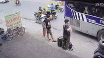 Bắt tên cướp giật dây chuyền của người phụ nữ đang đón xe về quê
