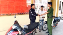 Trao trả 2 xe mô tô bị mất trộm cho người dân