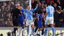 Trọng tài bị chỉ trích vì cho Man City hưởng phạt đền trong trận gặp Chelsea