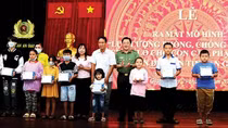 Ấm áp tình người phía sau song sắt