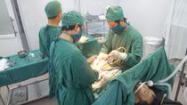 Súng tự chế cướp cò, nạn nhân trúng đạn xuyên ổ bụng