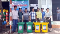 Hàng loạt rác thải nhựa từ tàu cá xả xuống biển