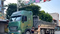 Nghĩ rằng chủ doanh nghiệp có ảnh hưởng lớn, tài xế gọi trợ giúp mỗi khi bị CSGT kiểm tra
