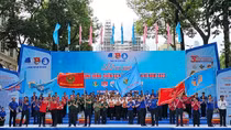 TP Hồ Chí Minh đồng loạt bóc gỡ quảng cáo rao vặt “đu bám” trên đường phố