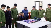 Thủ súng carbine vượt rừng "ôm" gần 12.000 viên ma túy tổng hợp
