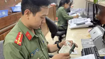 Cấp hộ chiếu phổ thông gắn chíp điện tử - chuyện bây giờ mới kể