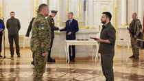 Ukraine: Trong không ấm, ngoài khó êm