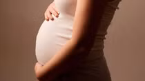 Xót xa cho những “bà mẹ tuổi teen”