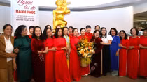 Nhà giáo, nhà văn Nguyễn Thị Mỹ Dung trao tặng kỷ vật cho Bảo tàng Phụ nữ Việt Nam