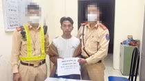 Đối tượng người nước ngoài giấu 4 bánh heroin trong cốp xe máy