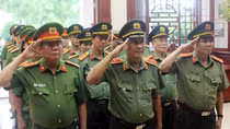 Đoàn công tác Cục Tổ chức cán bộ dâng hương tại Khu di tích Ban An ninh Khu IX
