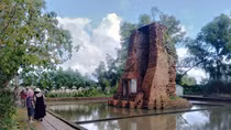 Thăm tháp cổ Vĩnh Hưng