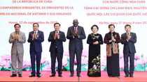Trao Huân chương của Nhà nước Cuba tặng Chủ tịch Quốc hội Vương Đình Huệ