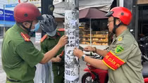 Công an cùng người dân xóa quảng cáo bôi bẩn đường phố
