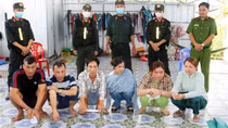 Thu giữ hàng trăm triệu đồng tại sòng bạc có 3 nam và 3 nữ