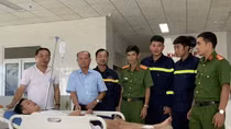 Thăm hỏi chiến sĩ bị thương khi cứu nạn trong vụ cháy cửa hàng quần áo