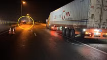 Bị thương nặng khi phóng xe máy, tạt đầu container trên cao tốc