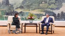 Thấy gì qua chuyến đi của bà Gina Raimondo?