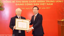 Trao Huy hiệu 55 năm tuổi Đảng tặng Tổng Bí thư Nguyễn Phú Trọng