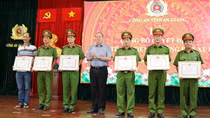 Khen thưởng lực lượng truy bắt hung thủ và vinh danh người dân cứu cháu bé bị ném xuống sông