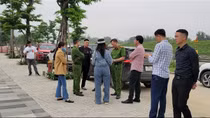 Đang làm lễ bàn giao nhà đất, bị khách hàng kéo đến tố lừa đảo