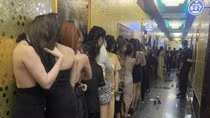 Nhân viên karaoke múa thoát y tiếp khách