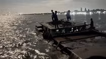 Bắt tàu vỏ thép khai thác cát trái phép trên sông Tiền