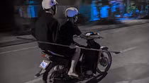 Mang dao phóng lợn nghênh ngang trên đường