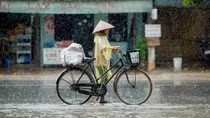 Nắng nóng tạm lui, miền Bắc đón mưa giông