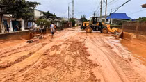 Lũ cát, bùn đỏ chia cắt nhiều tuyến đường ven biển Phan Thiết, tràn vào nhà dân