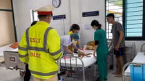 CSGT dùng xe đặc chủng đưa cháu bé 1 tuổi nguy kịch đi cấp cứu