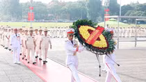 Đoàn đại biểu dự Đại hội thành lập Hội Cựu CAND Việt Nam vào Lăng viếng Chủ tịch Hồ Chí Minh