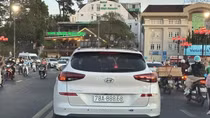 Xử phạt tài xế ở Phú Yên dùng băng dính đen thay đổi BKS xe
