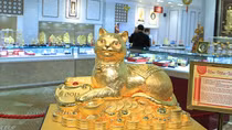 Ngắm tượng mèo vàng khổng lồ nặng 48 kg
