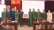 Đoàn Tỉnh ủy Điện Biên tặng quà tặng quà các gia đình chính sách huyện Mường Nhé