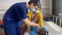 Quyết định đánh cược và ca mổ hồi sinh sự sống cho bé gái 14 tháng tuổi