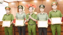 Khen thưởng các cá nhân phá án nhanh vụ trộm vàng và buôn bán ma tuý