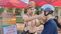 Những món quà nhỏ ấm lòng người dân trên QL14