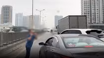 Tài xế Porsche chặn đầu, nhổ nước bọt vào xe khác bị phạt 11 triệu đồng