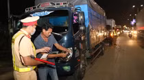 CSGT Vĩnh Long xử lý xe khách dừng đỗ kiểu “tuỳ thích”