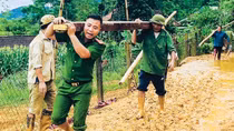 Vượt sông, băng rừng đến với bà con Đan Lai