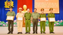 Khen thưởng 6 cá nhân có thành tích triệt phá tội phạm ma túy ở Cà Mau