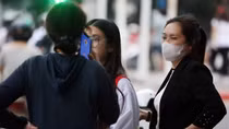 Học sinh đầu trần, kẹp ba, lạng lách; phụ huynh “xin bỏ qua vì các cháu còn nhỏ”!