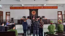 Một kẻ lừa "chạy án" dắt thêm 4 người dính tội đưa hối lộ