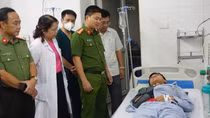Thăm hỏi chiến sĩ bị thương khi chữa cháy nhà dân ở ngõ Thổ Quan