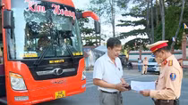 CSGT "đội nắng" phát nước suối, khăn lạnh tặng người dân về quê nghỉ lễ