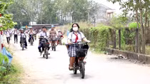 Nguy cơ tai nạn giao thông vì học sinh điều khiển xe đạp và xe máy điện