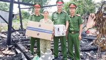 Công an xã thăm hỏi, hỗ trợ gia gia đình bị lửa thiếu rụi nhà ở