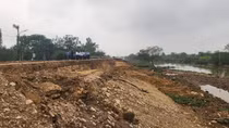 Đê tả sông Càn đang thi công thì sạt trượt nghiêm trọng